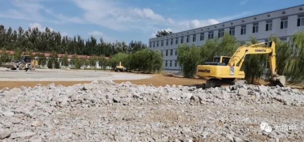 基層砂墊鋪平，操場西側(cè)籃球場建設(shè)