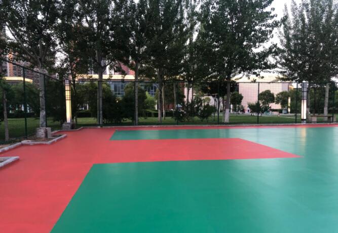 位于西安浐灞半島城市廣場(chǎng)的籃球場(chǎng)地，即將改造完畢